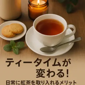 湯気の立つ紅茶のカップとクッキー、ミント、キャンドルが並ぶ温かなティータイムのシーン